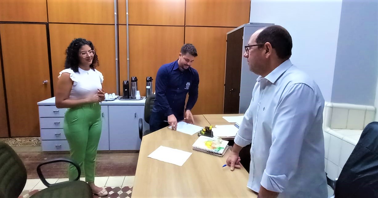 Presidente da Câmara, Luiz Landim, empossa servidora Ana Maria no cargo efetivo de técnica administrativa da Casa de Leis. Foto: CMC