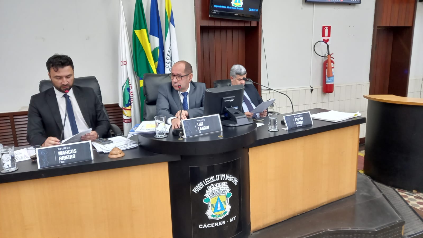 Mesa Diretora da Câmara de Cáceres. Da esquerda para direita: vereadores Marcos Ribeiro (1° Secretário), Luiz Landim (Presidente) e Pastor Júnior (vice-Presidente). Foto: CMC