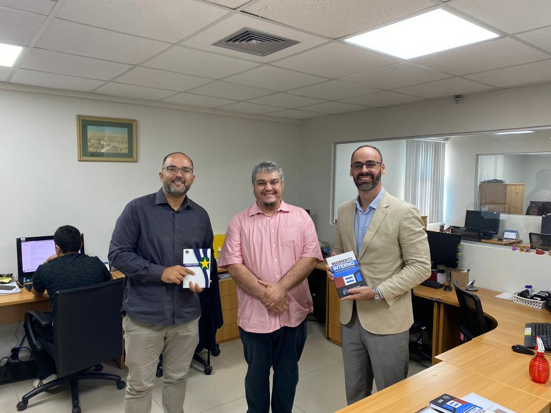 Servidores da Câmara de Cáceres Lucas Sposito e Henrique Barcelos buscam parceria institucional com a Assembleia Legislativa de Mato Grosso (ALMT). Foto: Sec. Imprensa -CMC