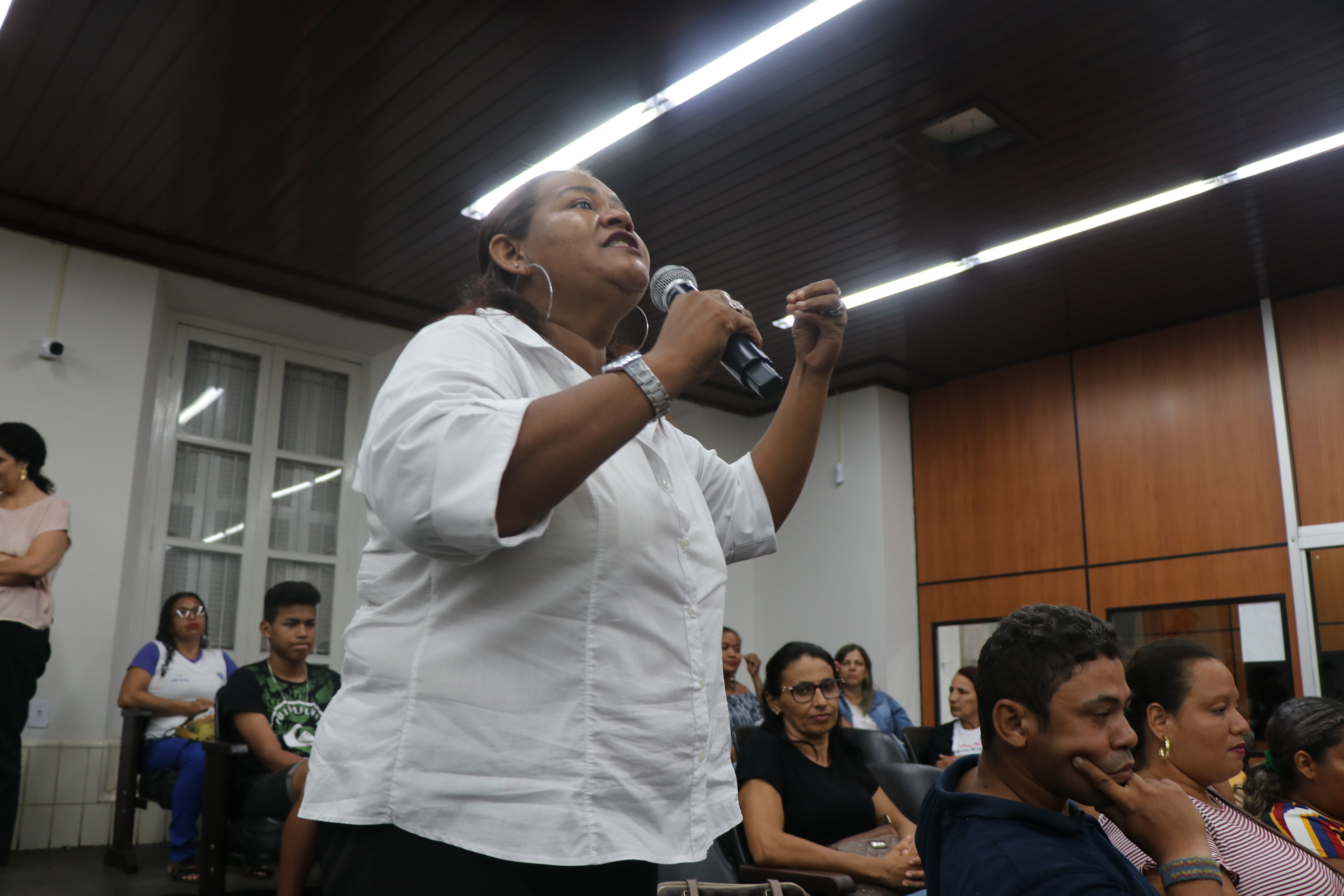 Audiência pública sobre remanejamento dos EJAs tem protestos e apelos de professores e alunos