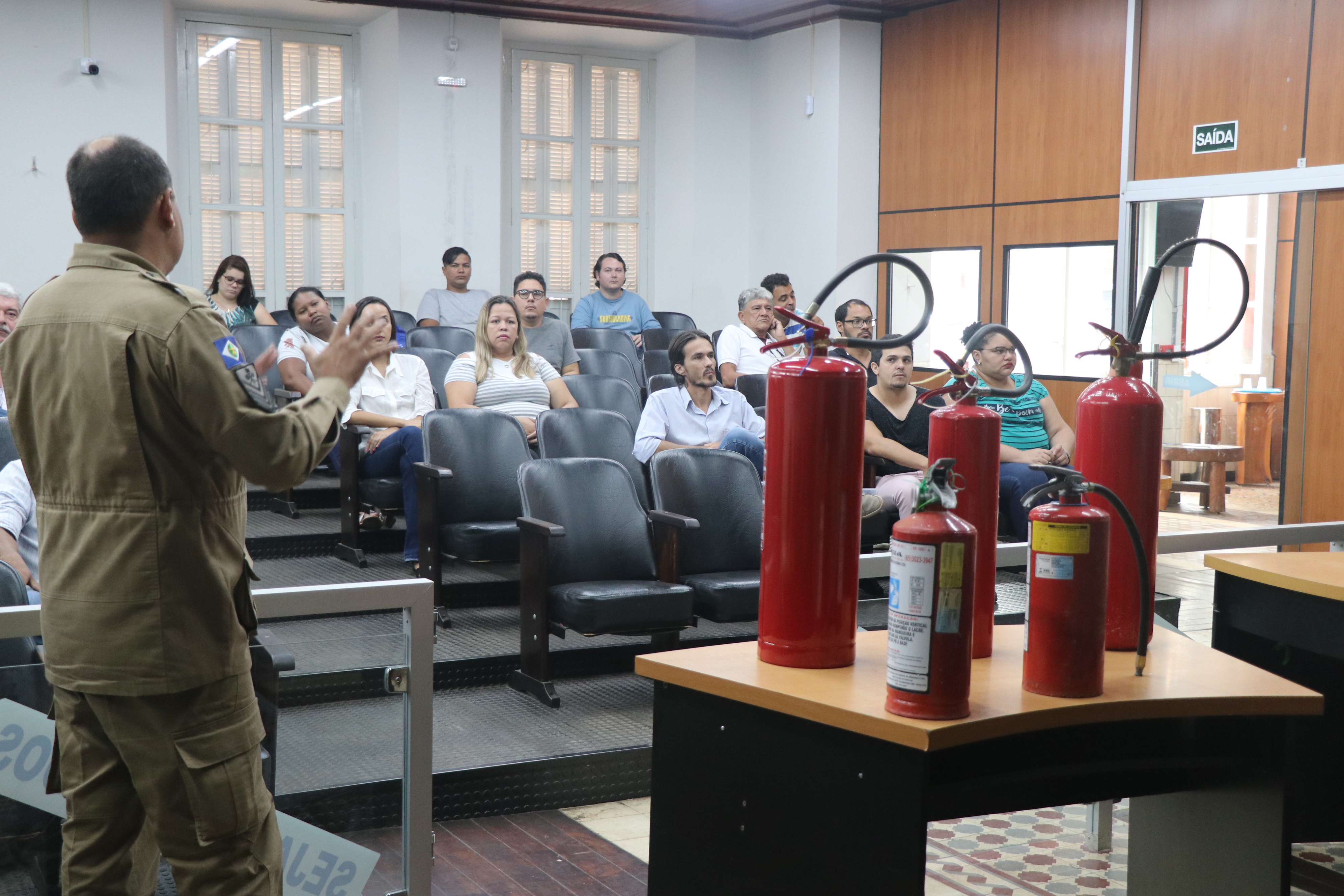 Bombeiros realizam cursos de incêndio e primeiros socorros para servidores públicos da Câmara Municipal