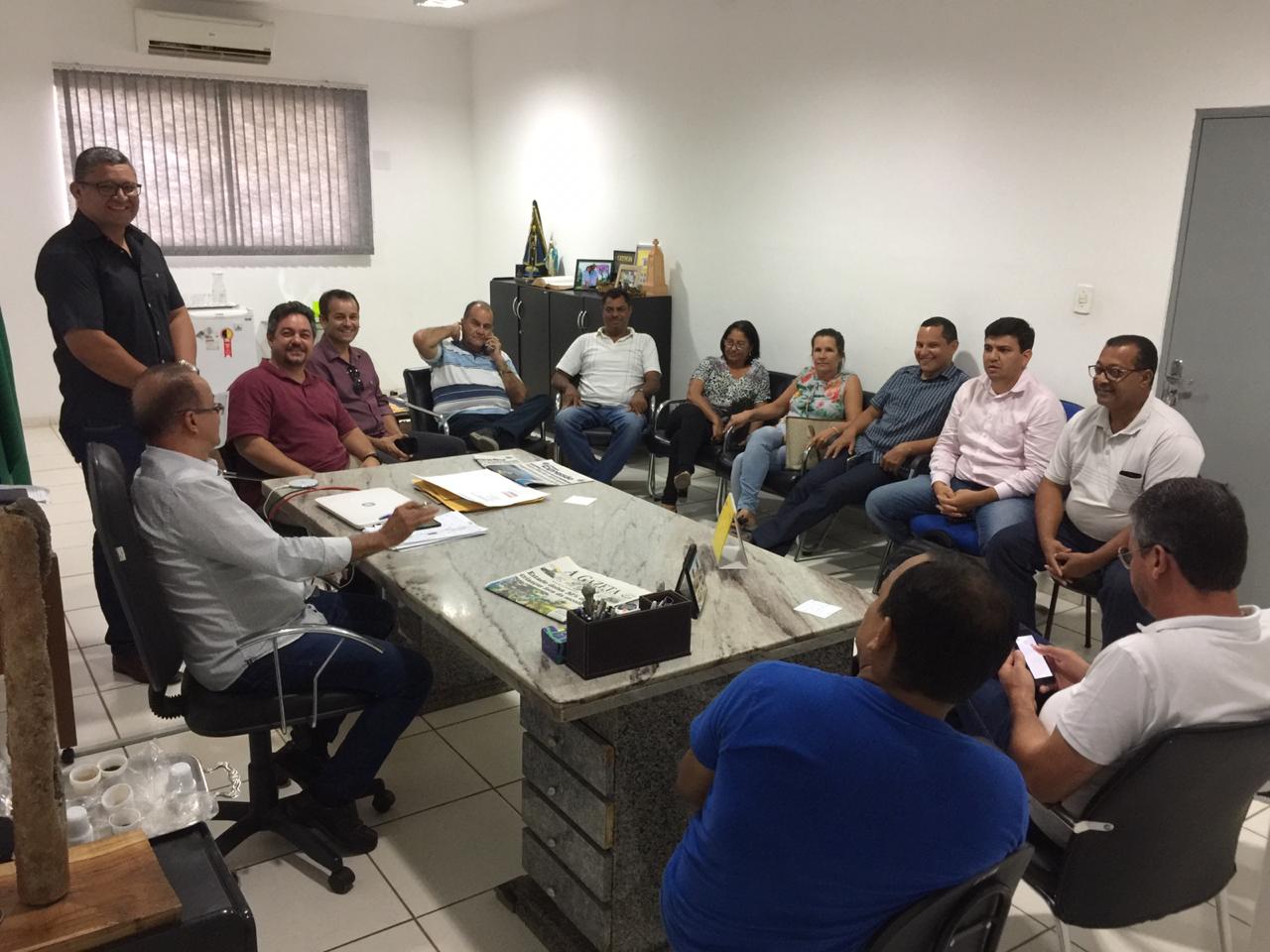 Prefeito em exercício recebe vereadores para definir demandas urgentes no município