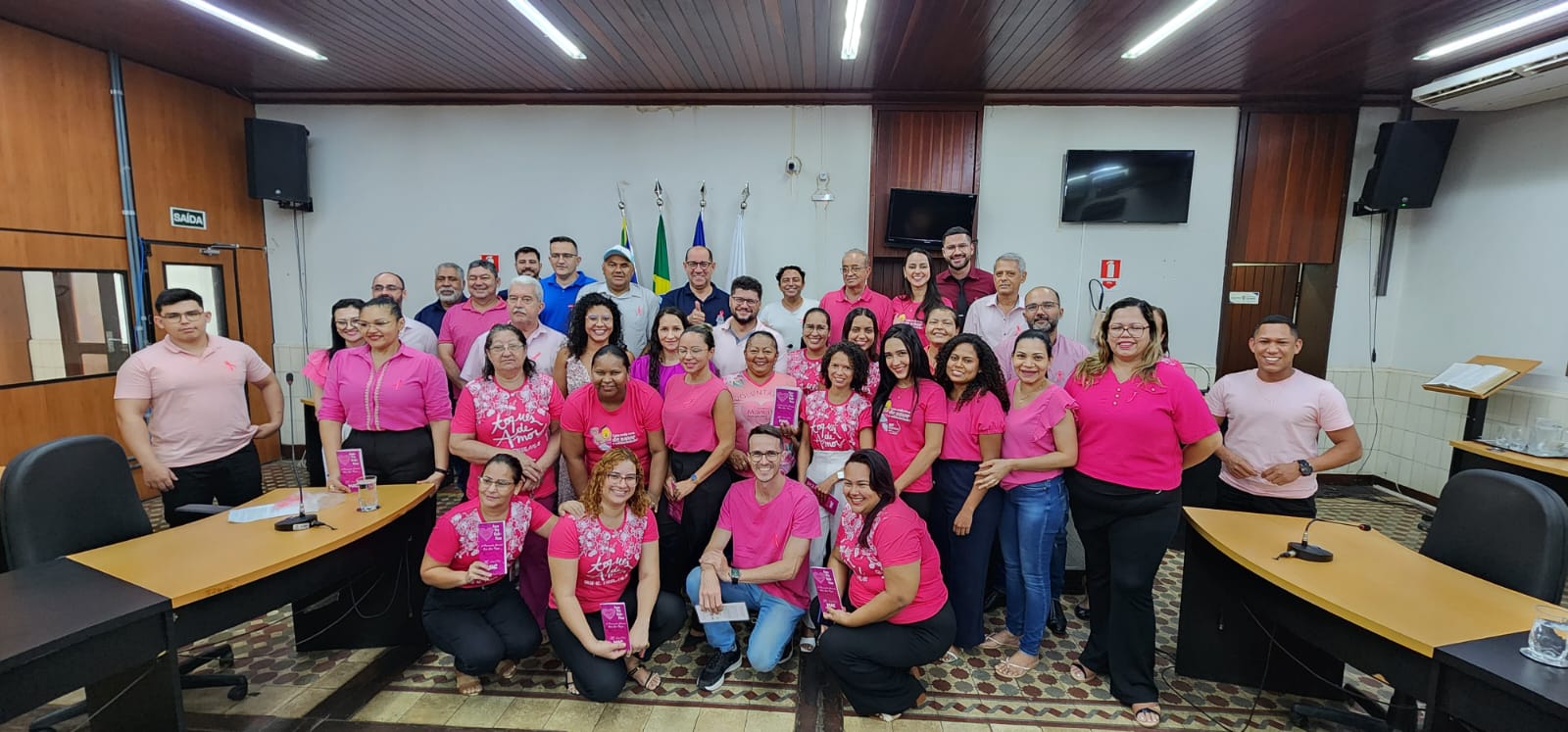 PREVENÇÃO AO CÂNCER DE MAMA: Servidores da Câmara de Cáceres ‘vestem’ camisa da campanha Outubro Rosa